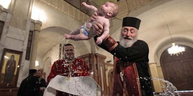 Ρουμανία: Βρέφος πέθανε μετά τη βάπτιση – Μαζεύουν υπογραφές να αλλάξει η τελετή