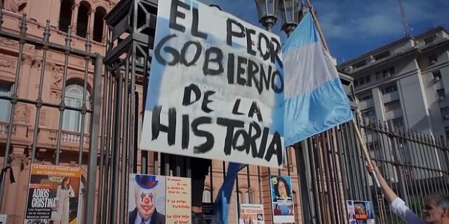 Αργεντινή: Μαζικές διαδηλώσεις για τους “προνομιακούς εμβολιασμούς”