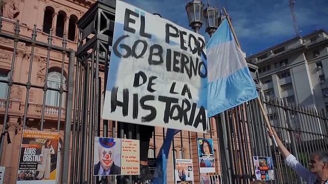 Αργεντινή: Μαζικές διαδηλώσεις για τους “προνομιακούς εμβολιασμούς”