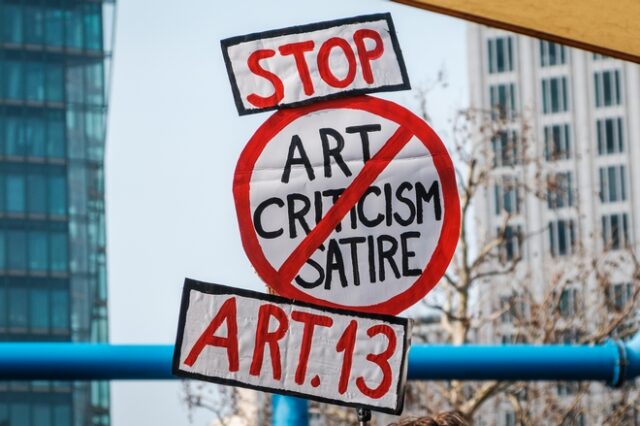 Τρομονόμος στην τέχνη: Γιατί αντιδρούν οι καλλιτέχνες