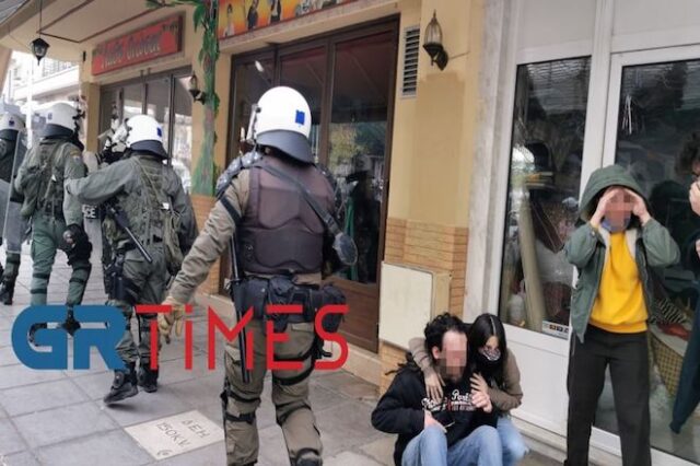 Θεσσαλονίκη: Αστυνομικοί ρίχνουν αγκωνιά στο πρόσωπο και κλωτσούν άνδρα