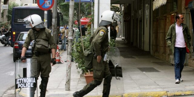 Αστυνομικός αυτοπυροβολήθηκε κατά λάθος στο πόδι έξω από τα γραφεία του ΠΑΣΟΚ