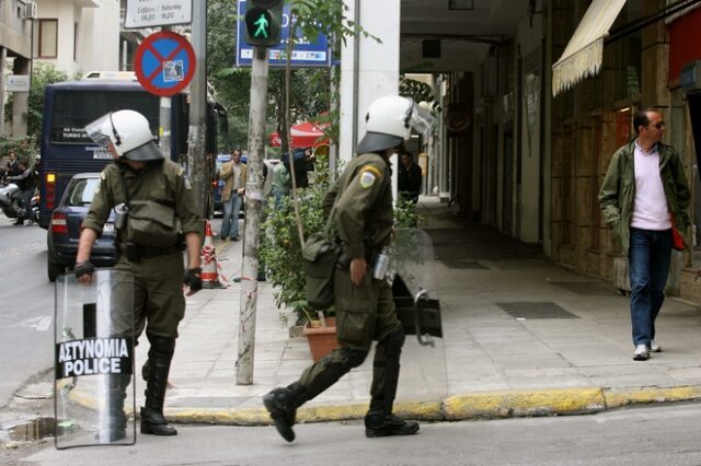 Αστυνομικός αυτοπυροβολήθηκε κατά λάθος στο πόδι έξω από τα γραφεία του ΠΑΣΟΚ