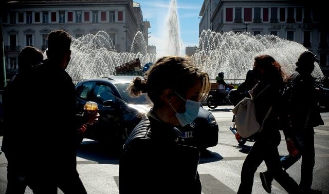 Κορονοϊός: Στο “τραπέζι” η υποχρεωτική χρήσης διπλής μάσκας