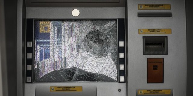 Μπαράζ εμπρηστικών επιθέσεων με πρόκληση φθορών σε τράπεζες και ΑΤΜ