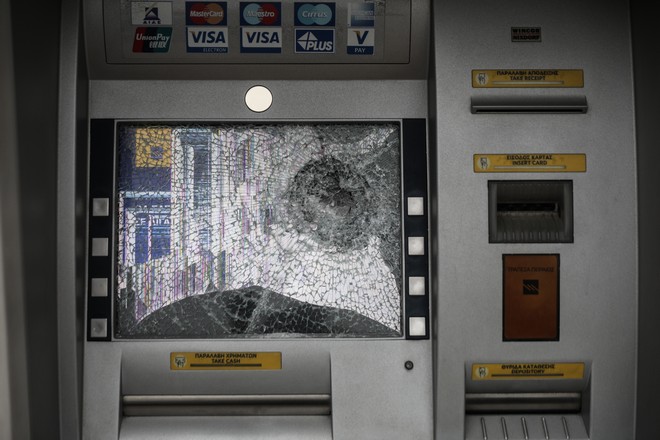 Μπαράζ επιθέσεων τα ξημερώματα σε τράπεζες και καταστήματα τραπεζών της Αττικής