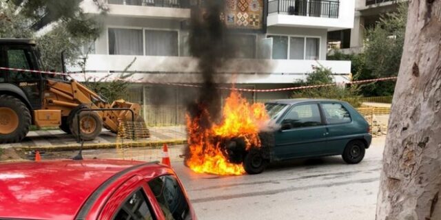 Γλυφάδα: Αυτοκίνητο τυλίχθηκε στις φλόγες εν κινήσει – Αστυνομικός της ΔΙΑΣ περιόρισε τη φωτιά