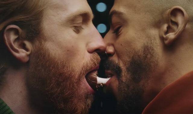 Αντιδράσεις για το φιλί δυο αντρών σε διαφήμιση: “Προσβάλλουν το Πάσχα”