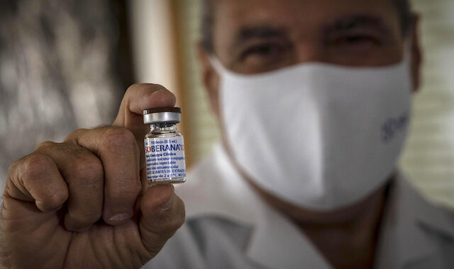 Κούβα: 150.000 γιατροί και νοσηλευτές εμβολιάζονται εθελοντικά με το Soberana 2