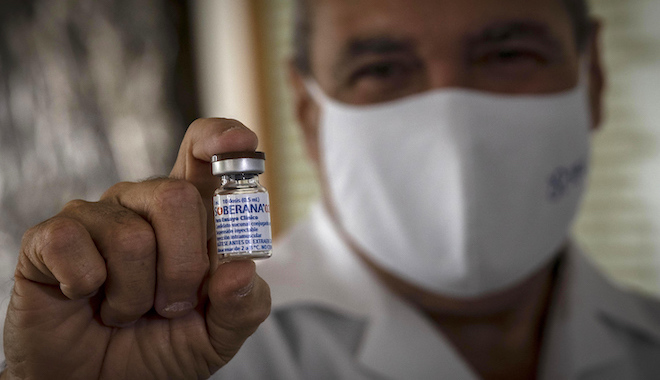 Κούβα: 150.000 γιατροί και νοσηλευτές εμβολιάζονται εθελοντικά με το Soberana 2