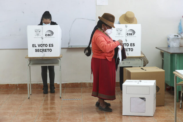 Ισημερινός – εκλογές: Ο σοσιαλιστής Αράους και ο αριστερός ηγέτης των αυτοχθόνων Πέρες στον β΄ γύρο