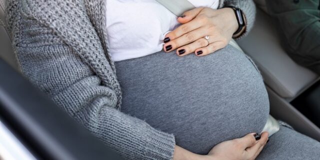 Πυροσβέστες, αστυνομικοί και περαστικός γιατρός ξεγέννησαν στη μέση του δρόμου ετοιμόγεννη μητέρα