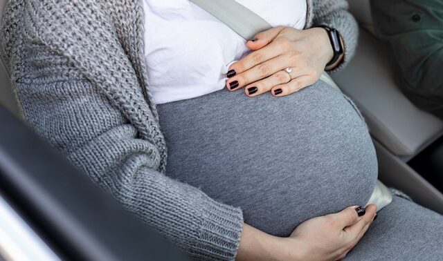 Πυροσβέστες, αστυνομικοί και περαστικός γιατρός ξεγέννησαν στη μέση του δρόμου ετοιμόγεννη μητέρα