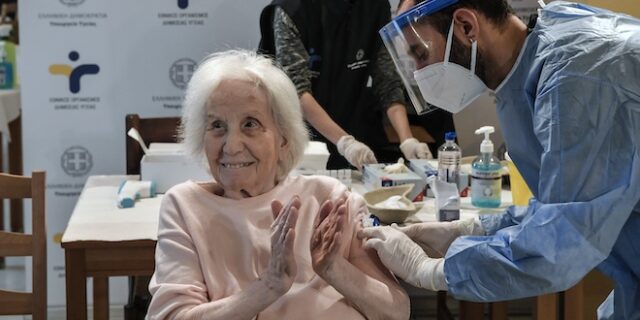 Εμβόλιο κορονοϊού: Στέλνουν Λαμιώτη στη Λευκάδα – Μπάχαλο με τα ραντεβού