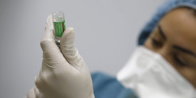 Μόσιαλος: Γιατί χρειαζόμαστε ανάμιξη των εμβολίων – Οι επιλογές που εξετάζονται