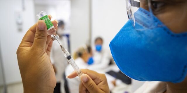Οι εμβολιασμοί παγκοσμίως ξεπέρασαν σε αριθμό τα επιβεβαιωμένα κρούσματα