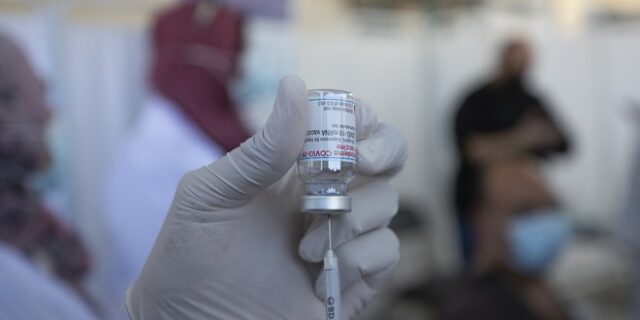 Μόσιαλος: Μάλλον αποτελεσματικά τα εμβόλια για τις παραλλαγές του κορονοϊού