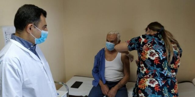 Μόσιαλος: ”Το εμβόλιο μειώνει το ιικό φορτίο – Αβέβαιο εάν αυτό αρκεί για να εμποδίσει τη μετάδοση”