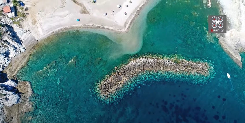 Εύβοια: Η άγνωστη παραλία με τον περίεργο κυματοθραύστη σε σχήμα “μπανάνας”
