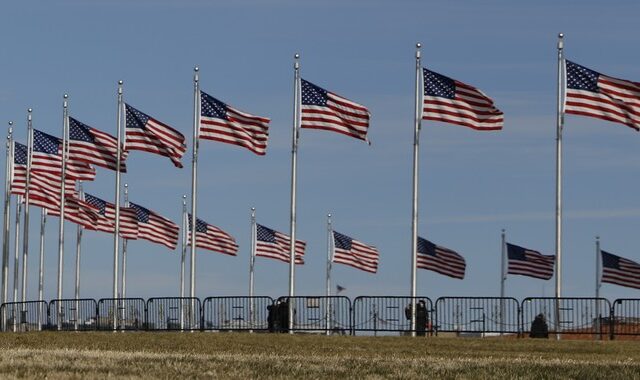 Κορονοϊός – ΗΠΑ: Μεσίστιες οι σημαίες για τους 500.000 νεκρούς