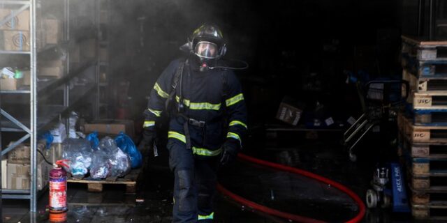 Περιστέρι: Υπό έλεγχο η φωτιά σε φανοποιείο