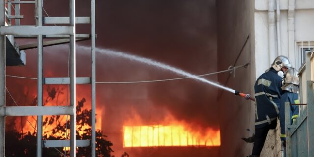 Θεσσαλονίκη: Φωτιά σε προαύλιο εγκαταλελειμμένου εργοστασίου