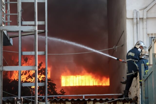 Θεσσαλονίκη: Φωτιά σε προαύλιο εγκαταλελειμμένου εργοστασίου