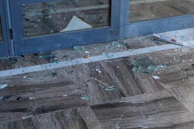 Ομάδα αγνώστων προκάλεσε φθορές στην ΔΟΥ Ψυχικού
