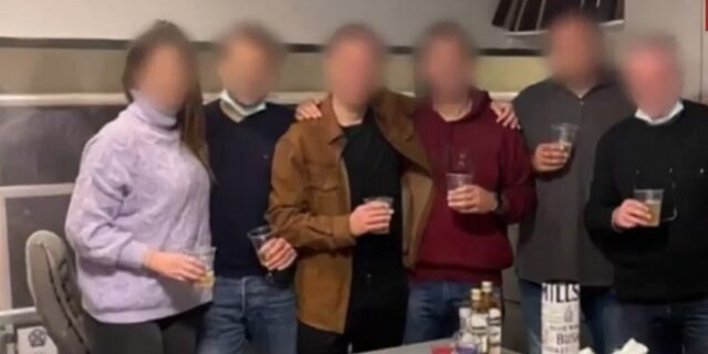 Εισαγγελική έρευνα για το κορονοπάρτι αστυνομικών μέσα στην ΓΑΔΑ