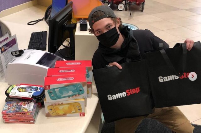 GameStop: Φοιτητής κέρδισε 30.000$ και δώρισε βιντεοπαιχνίδια σε παιδικό νοσοκομείο