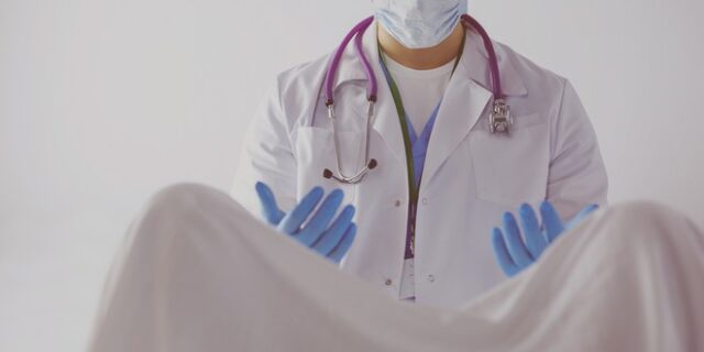 Αποτροπιασμός στη Γαλλία: 12 χρόνια κάθειρξης σε μαιευτή για 11 βιασμούς γυναικών ασθενών