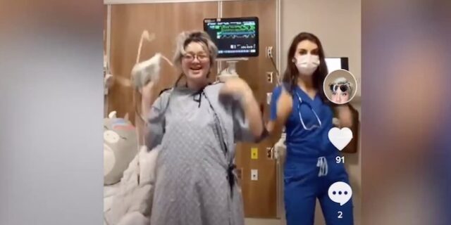 Έφηβη που νοσηλεύεται με καρκίνο κάνει TikTok βίντεο με τις νοσοκόμες