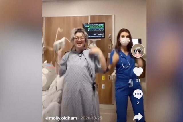 Έφηβη που νοσηλεύεται με καρκίνο κάνει TikTok βίντεο με τις νοσοκόμες