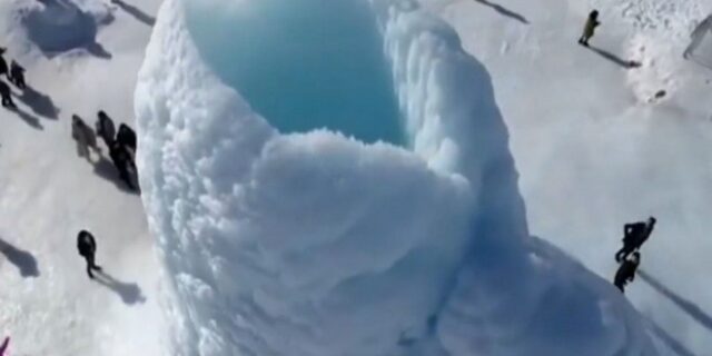 Παγωμένο “ηφαίστειο” εμφανίστηκε στο Καζακστάν κι εντυπωσιάζει