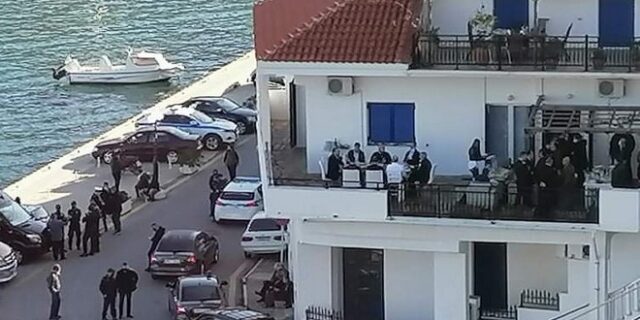 Αποκλειστικό βίντεο: Γλέντι σε σπίτι στην Ικαρία με πάνω από 50 άτομα, παρουσία Μητσοτάκη