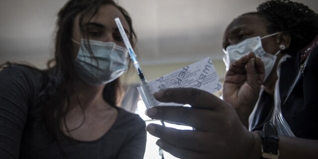 Johnson & Johnson: Αίτηση στον ΠΟΥ για καταχώρηση επείγουσας χρήσης του εμβολίου   