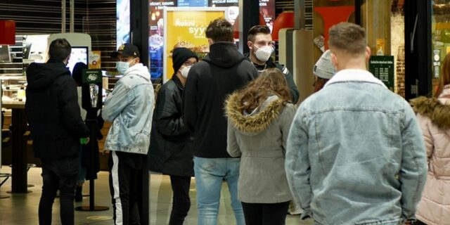 Take Away: Πρόστιμα για τα “πηγαδάκια” έξω από καφέ και εστιατόρια