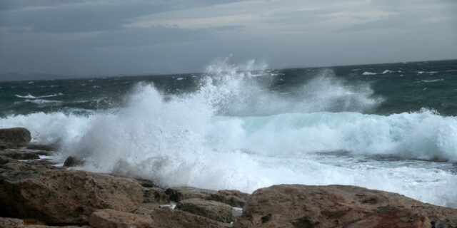 Κακοκαιρία Μήδεια: Δεν μπόρεσε να δέσει στη Μήλο το πλοίο “Πρέβελης”