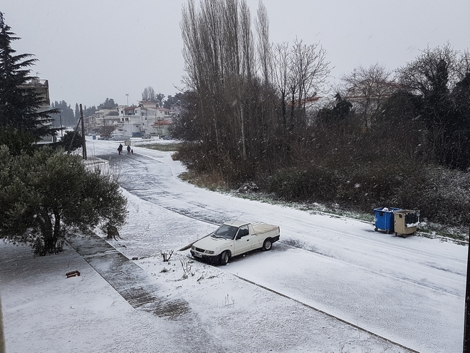 Κακοκαιρία “Μήδεια”: “Σφυροκοπούν” τη χώρα οι σφοδρές χιονοπτώσεις – Προβλήματα στο οδικό δίκτυο