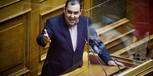 Η ΝΔ κατηγορεί τον Τσίπρα για “χονδροειδή ψέματα” κατά του Κατσαφάδου