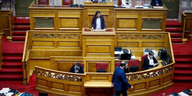 Νομοσχέδιο ΑΕΙ: Δίδυμο με τον Πλεύρη στη Βουλή η Κεραμέως