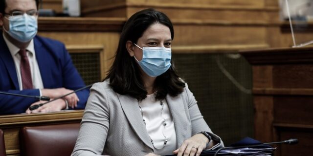 Παρέμβαση με τρικάκια στο γραφείο της Κεραμέως