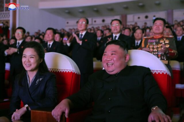Κιμ Γιονγκ Ουν: Δημόσια εμφάνιση της  συζύγου του για πρώτη φορά εδώ και ένα χρόνο