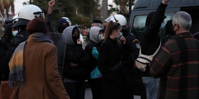 Κουφοντίνας: Πανό και τρικάκια στα γραφεία της ΝΔ – Πάνω από 90 προσαγωγές