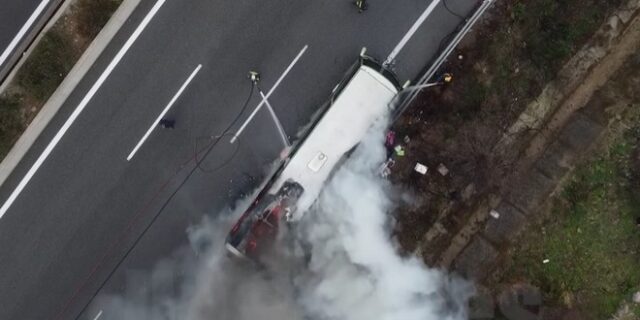 Σε εξέλιξη φωτιά σε λεωφορείο των ΚΤΕΛ στην Εθνική Οδό Αθηνών – Λαμίας