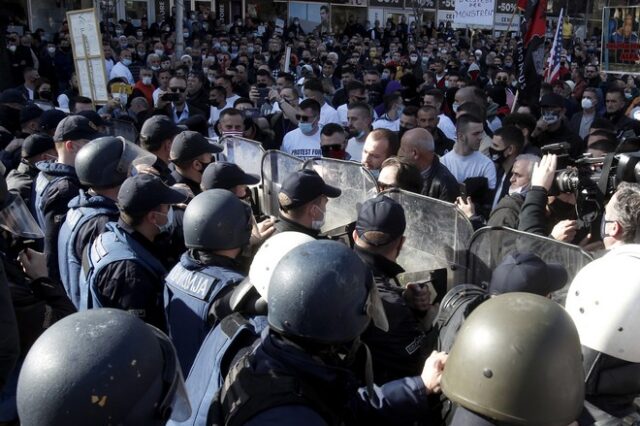 Βόρεια Μακεδονία: Ένταση και μικροεπεισόδια σε διαδήλωση Αλβανών στα Σκόπια