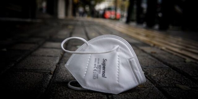 Κρήτη: Πρόστιμα και σύλληψη σε γυναίκα που δηλώνει γιατρός και αρνήτρια μάσκας