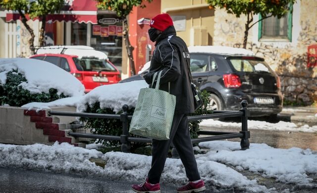 Κακοκαιρία Μήδεια: Ανοίγουν άρον-άρον καταστήματα με θερμαντικά είδη σε Βόρεια και Ανατολική Αττική