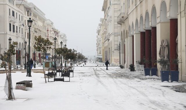 Κακοκαιρία “Μήδεια”: Στα “λευκά” η Θεσσαλονίκη – Χιόνι και στην πλατεία Αριστοτέλους
