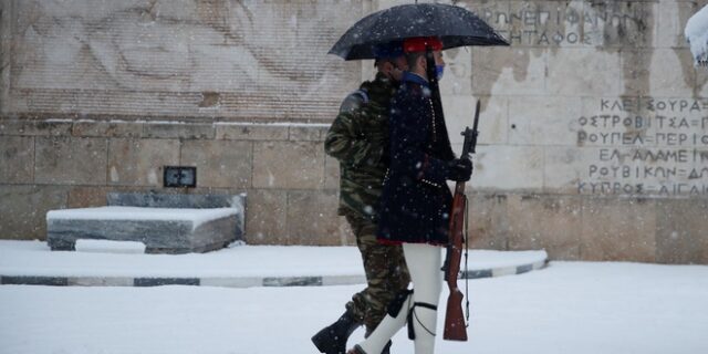Κακοκαιρία Μήδεια: Η αλλαγή φρουράς στο χιονισμένο Σύνταγμα